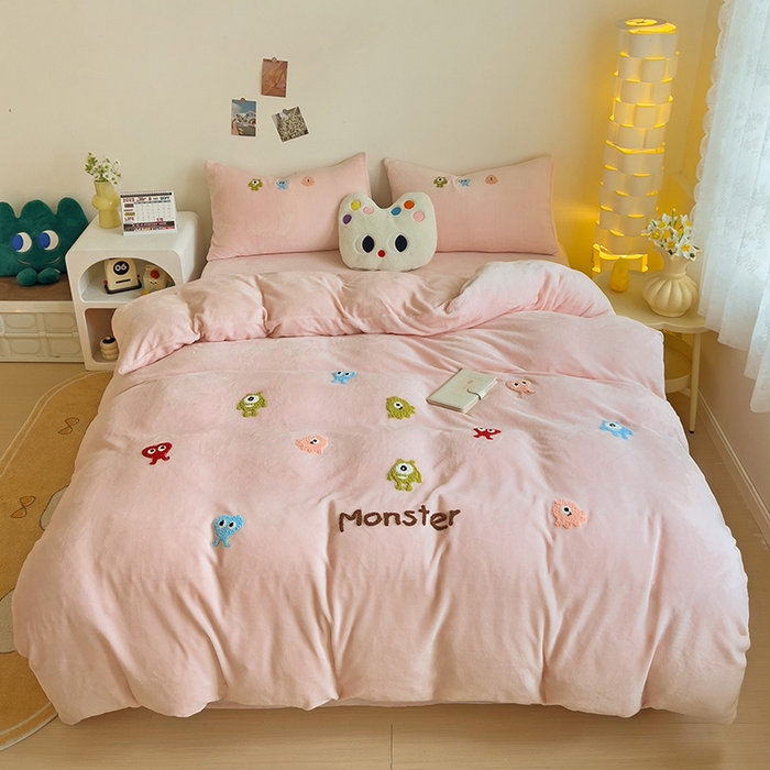 91家纺网 家纺一手货源 找家纺 梦之岛 2024新款多巴胺小怪兽可爱牛奶绒毛巾绣四件套 小怪兽-粉