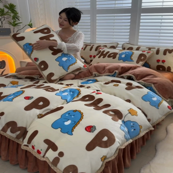 91家纺网 家纺一手货源 找家纺 绒耀 2025新款高克重牛奶绒四件套保暖四件套直播爆款电商爆款 快乐萌龙