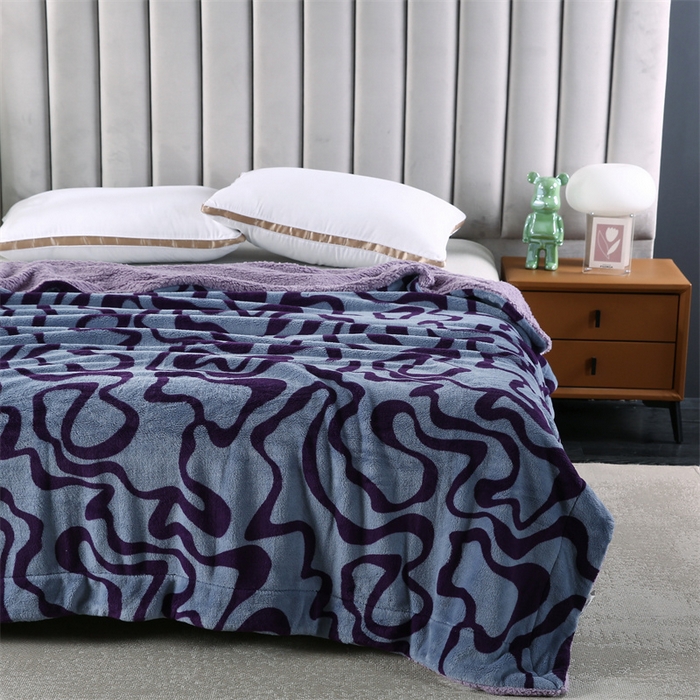 91家纺网 家纺一手货源 找家纺 巴木赫 2024新款熊猫绒配同色羊羔绒毛毯 山梗紫配色羊羔绒