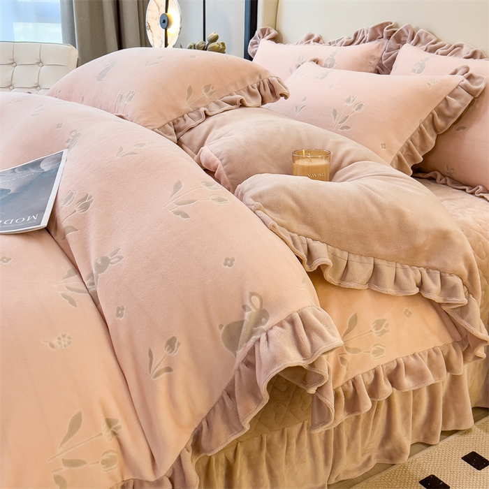 91家纺网 家纺一手货源 找家纺 2024新品A类牛奶绒韩版雕花四件套 恋爱兔-玉