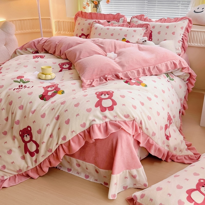 91家纺网 家纺一手货源 找家纺 找底底家纺 2024新款牛奶绒印花四件套 爱心熊