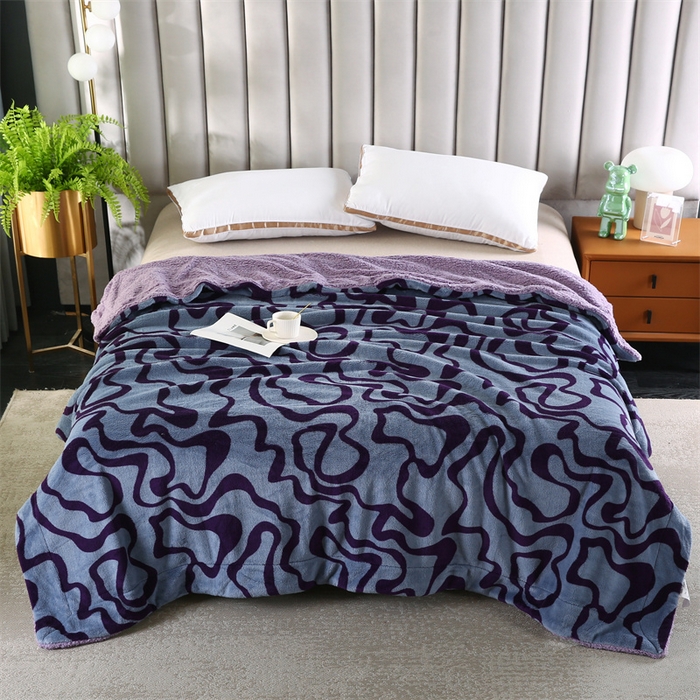 91家纺网 家纺一手货源 找家纺 巴木赫 2024新款熊猫绒配同色羊羔绒毛毯 山梗紫配色羊羔绒