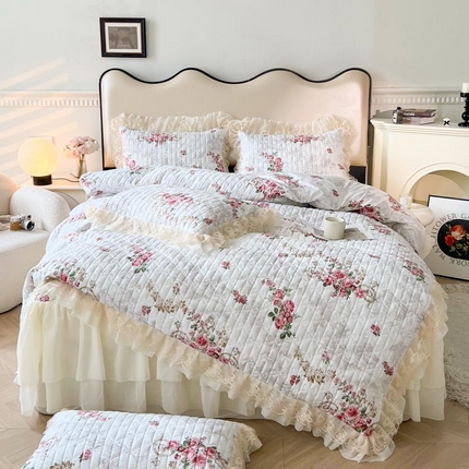 91家纺网 家纺一手货源 找家纺 恋尚 2025新款印花蜜桃棉夹棉床笠式床裙四件套韩版花边四件套 黛茜
