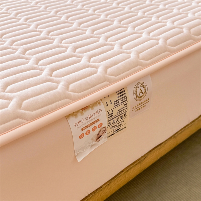 91家纺网 家纺一手货源 找家纺 雯豆家纺 2025新品【漏水包赔】防水隔尿加厚夹棉床笠三件套床垫保护套纯色床罩 格调防水款-豆蔻玉