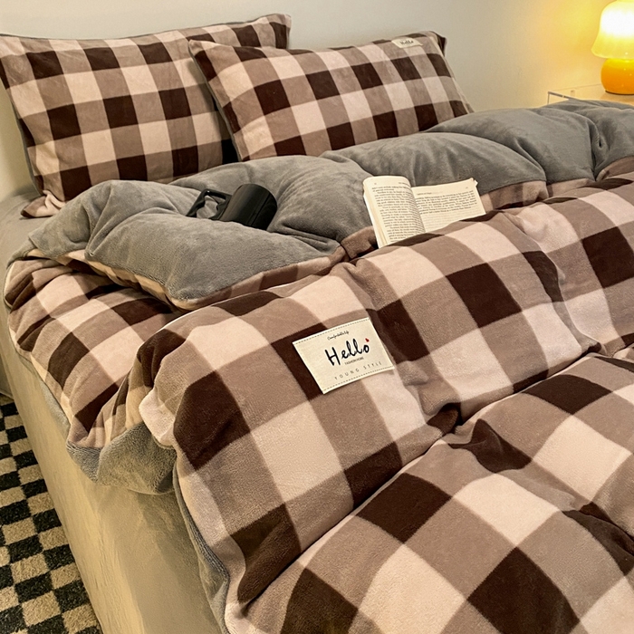 91家纺网 家纺一手货源 找家纺 花漾家居 2024新款无印格条纯色简约风牛奶绒三件套四件套被套床单床笠 格条-大咖格