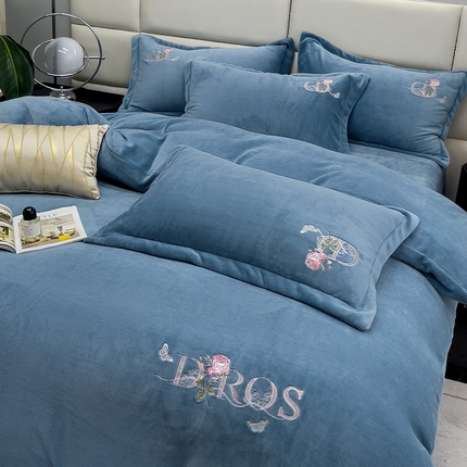 星尚家纺 2024新款全消光230g牛奶绒刺绣保暖四件套-迪美 宾利蓝