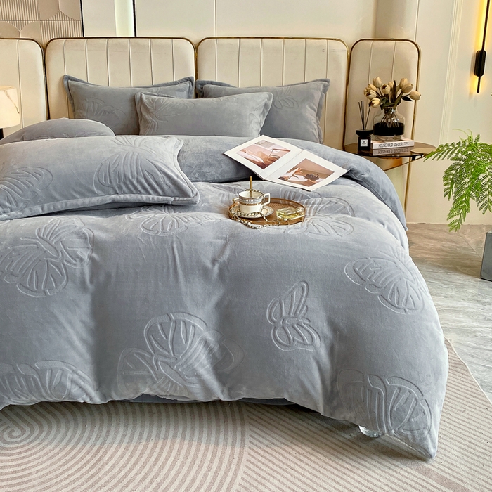 91家纺网 家纺一手货源 找家纺 一左一右 2024新款高克重加厚230克剪花雕花牛奶绒四件套7D立体蝴蝶纯色简约床笠 典雅灰