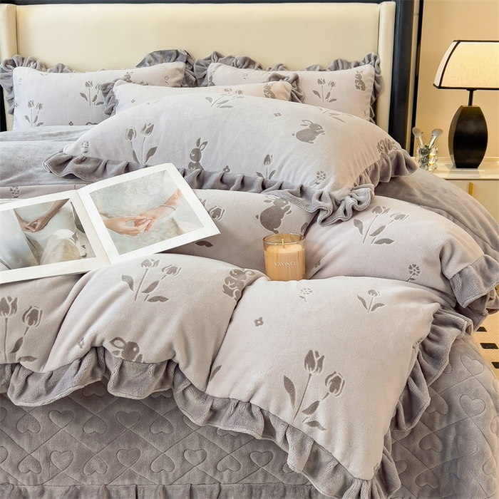 91家纺网 家纺一手货源 找家纺 2024新品A类牛奶绒韩版雕花四件套 恋爱兔-浅咖