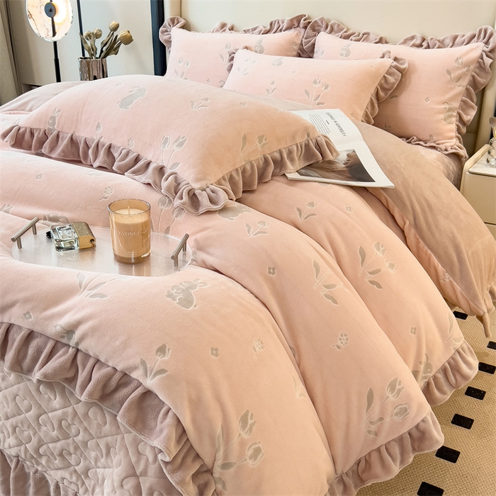 91家纺网 家纺一手货源 找家纺 2024新品A类牛奶绒韩版雕花四件套 恋爱兔-玉