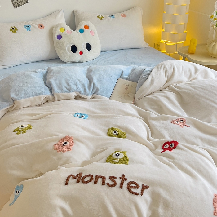 91家纺网 家纺一手货源 找家纺 梦之岛 2024新款多巴胺小怪兽可爱牛奶绒毛巾绣四件套 小怪兽-白蓝
