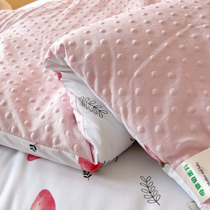 91家纺网 家纺一手货源 找家纺 暖阁 2025新款A类水洗棉豆豆被冬被春秋被被子被芯 草莓甜心