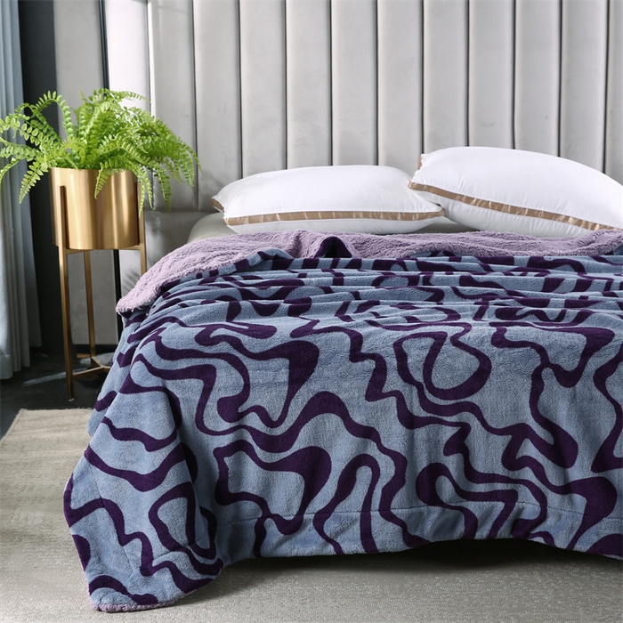 91家纺网 家纺一手货源 找家纺 巴木赫 2024新款熊猫绒配同色羊羔绒毛毯 山梗紫配色羊羔绒