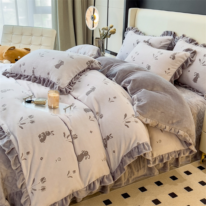 91家纺网 家纺一手货源 找家纺 2024新品A类牛奶绒韩版雕花四件套 恋爱兔-浅咖