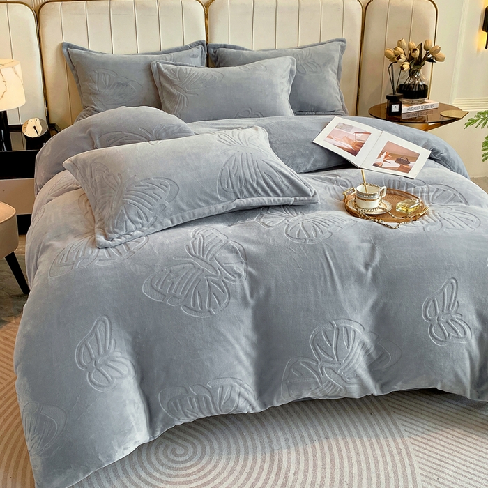 91家纺网 家纺一手货源 找家纺 一左一右 2024新款高克重加厚230克剪花雕花牛奶绒四件套7D立体蝴蝶纯色简约床笠 典雅灰