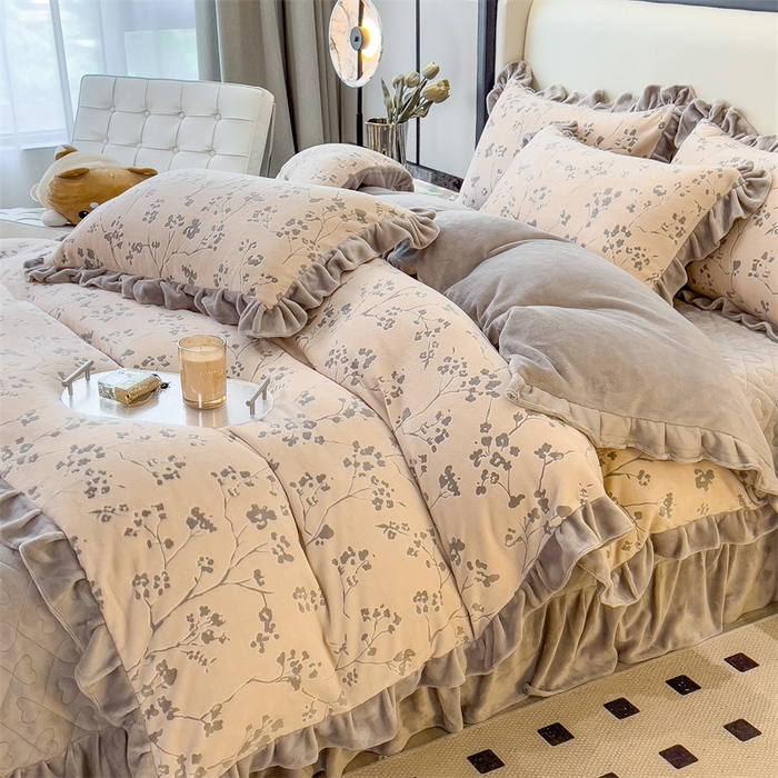 91家纺网 家纺一手货源 找家纺 2024新品A类牛奶绒韩版雕花四件套 腊梅-浅咖