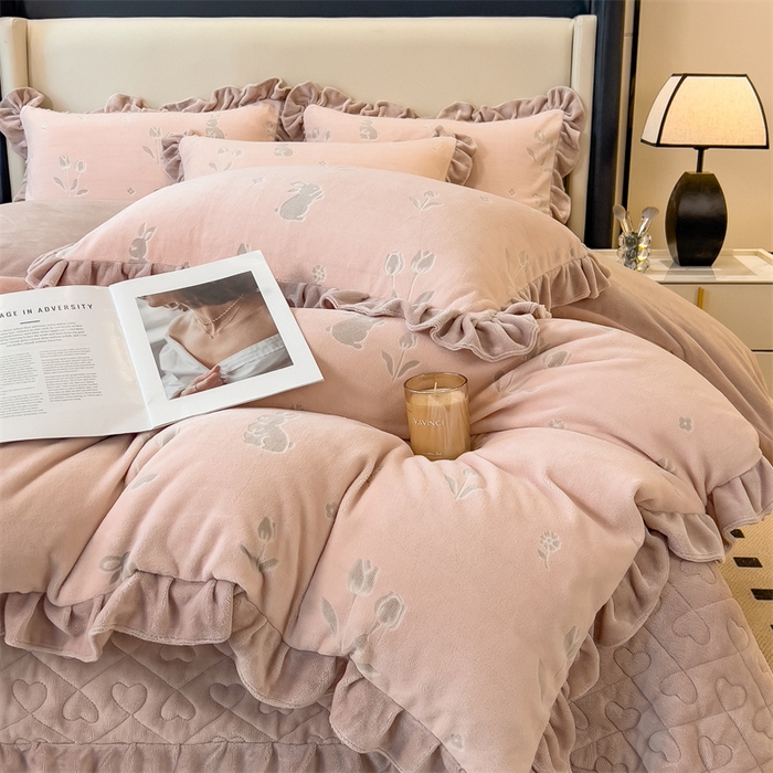 91家纺网 家纺一手货源 找家纺 2024新品A类牛奶绒韩版雕花四件套 恋爱兔-玉