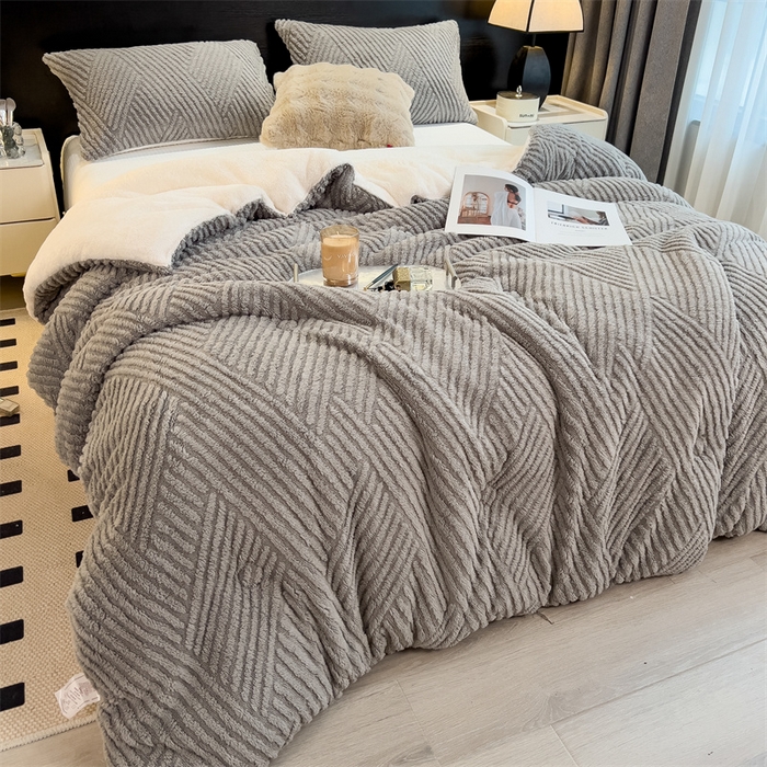 91家纺网 家纺一手货源 找家纺 2024新品塔肤绒保暖舒适冬被子被芯 布拉格-浅灰