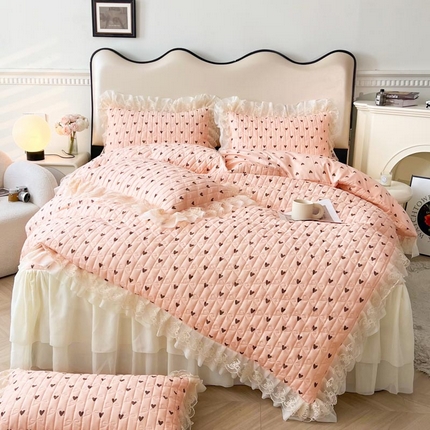 91家纺网 家纺一手货源 找家纺 恋尚 2025新款印花蜜桃棉夹棉床笠式床裙四件套韩版花边四件套 甜心