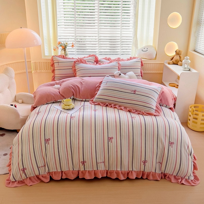 91家纺网 家纺一手货源 找家纺 找底底家纺 2024新款牛奶绒印花四件套 彩条蝴蝶结