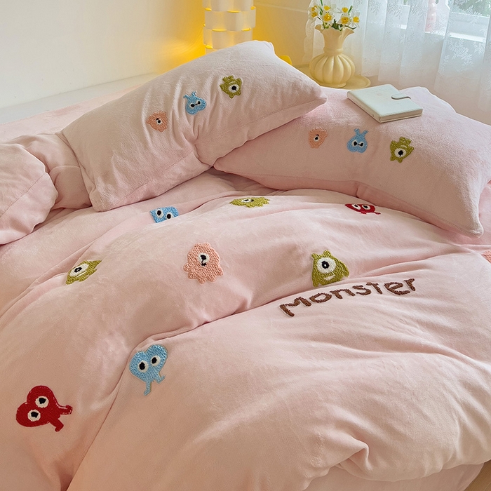 91家纺网 家纺一手货源 找家纺 梦之岛 2024新款多巴胺小怪兽可爱牛奶绒毛巾绣四件套 小怪兽-粉