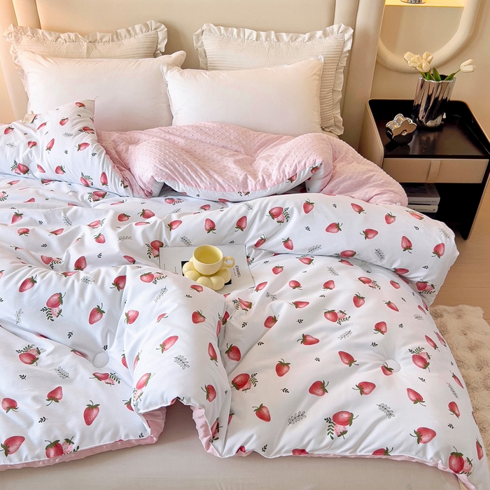 91家纺网 家纺一手货源 找家纺 暖阁 2025新款A类水洗棉豆豆被冬被春秋被被子被芯 草莓甜心