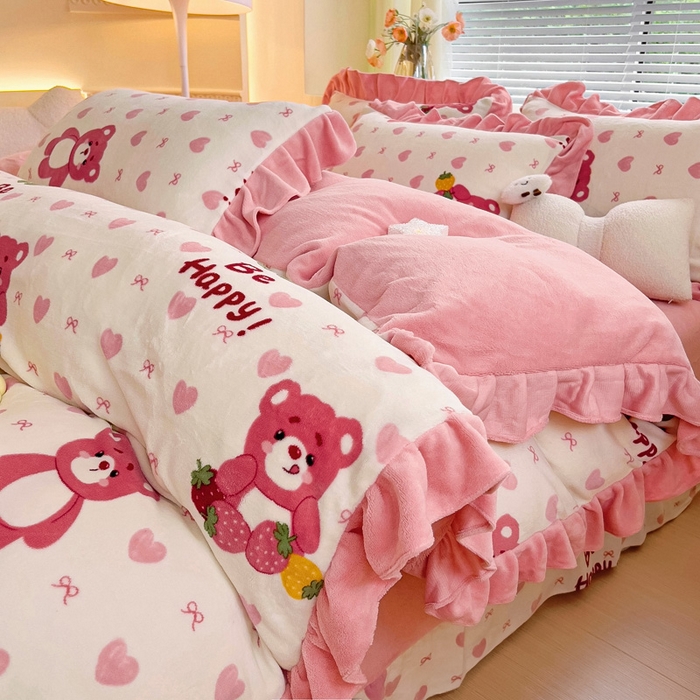 91家纺网 家纺一手货源 找家纺 找底底家纺 2024新款牛奶绒印花四件套 爱心熊