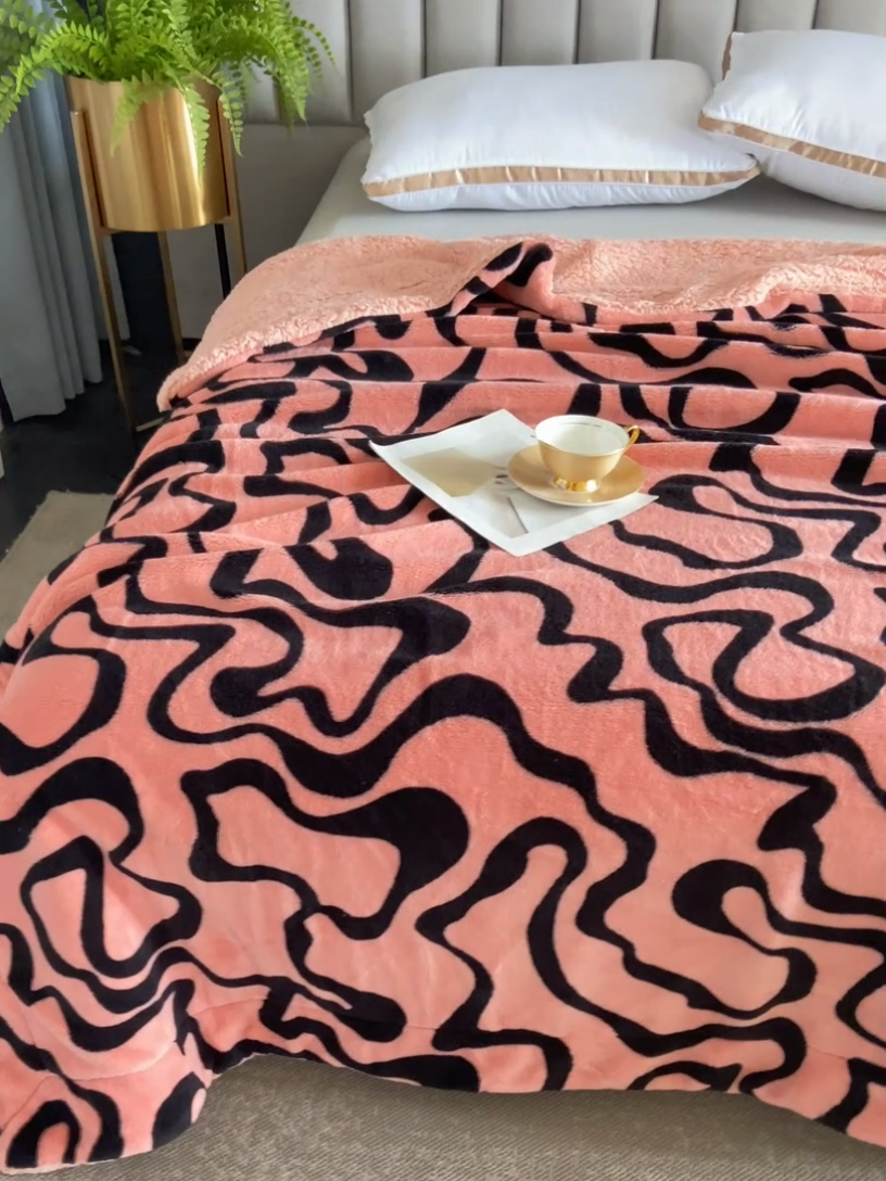 91家纺网 家纺一手货源 找家纺 巴木赫 2024新款熊猫绒配同色羊羔绒毛毯 妃红配色羊羔绒