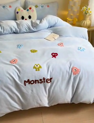 91家纺网 家纺一手货源 找家纺 梦之岛 2024新款多巴胺小怪兽可爱牛奶绒毛巾绣四件套 小怪兽-蓝