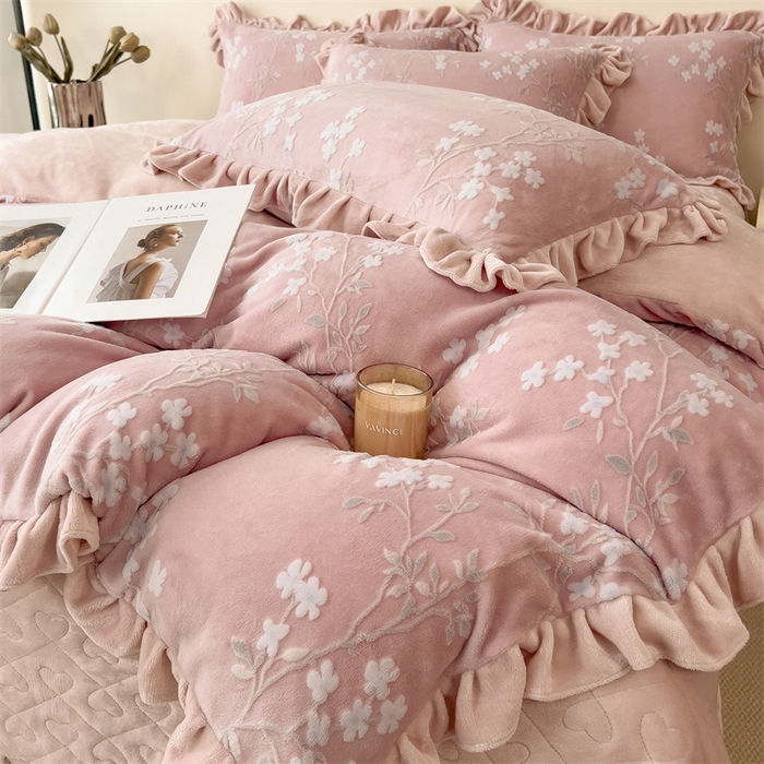 91家纺网 家纺一手货源 找家纺 2024新品A类牛奶绒韩版雕花四件套 梨花海棠-豆沙