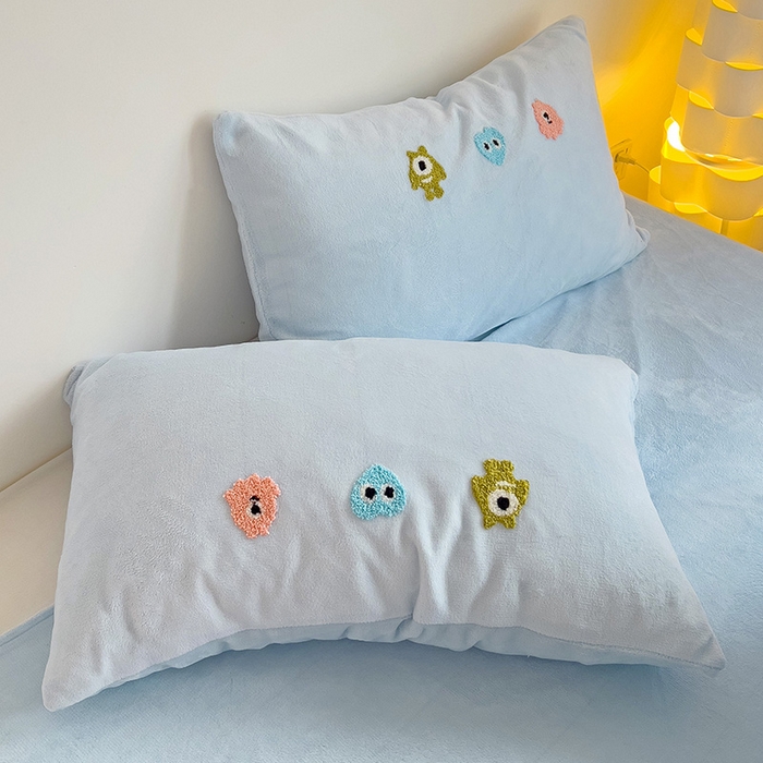 91家纺网 家纺一手货源 找家纺 梦之岛 2024新款多巴胺小怪兽可爱牛奶绒毛巾绣四件套 小怪兽-蓝