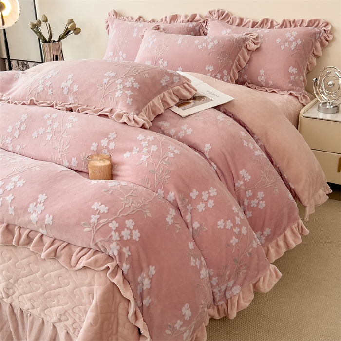 91家纺网 家纺一手货源 找家纺 2024新品A类牛奶绒韩版雕花四件套 梨花海棠-豆沙