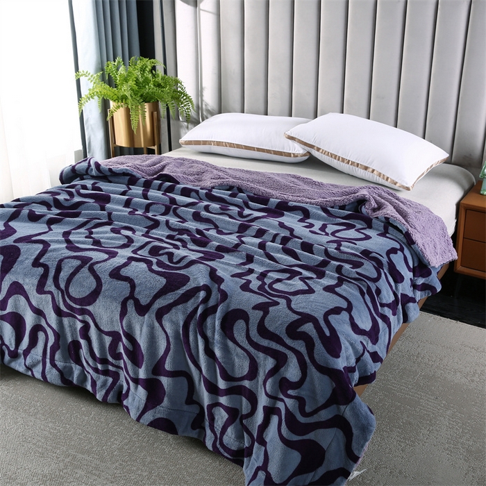 91家纺网 家纺一手货源 找家纺 巴木赫 2024新款熊猫绒配同色羊羔绒毛毯 山梗紫配色羊羔绒