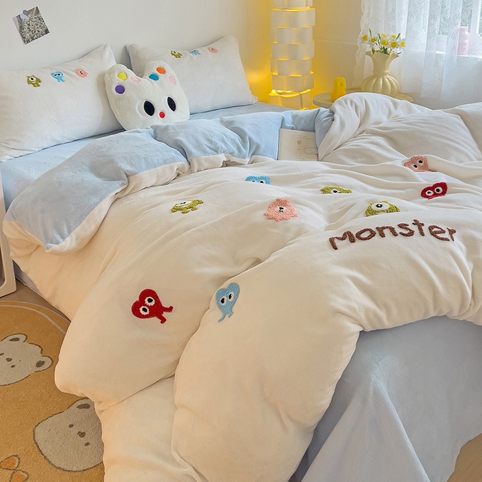 91家纺网 家纺一手货源 找家纺 梦之岛 2024新款多巴胺小怪兽可爱牛奶绒毛巾绣四件套 小怪兽-白蓝