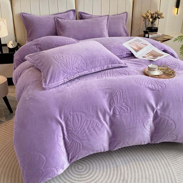 91家纺网 家纺一手货源 找家纺 一左一右 2024新款高克重加厚230克剪花雕花牛奶绒四件套7D立体蝴蝶纯色简约床笠 迷情紫