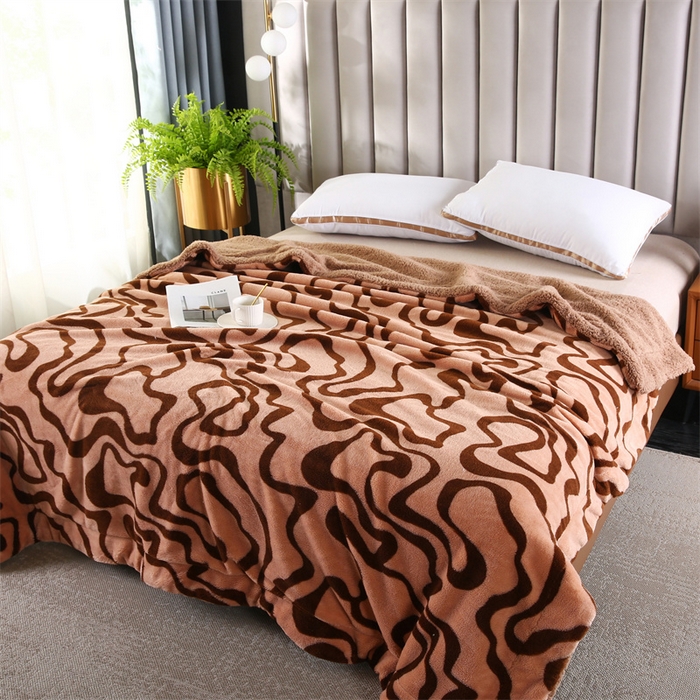 91家纺网 家纺一手货源 找家纺 巴木赫 2024新款熊猫绒配同色羊羔绒毛毯 驼咖配色羊羔绒