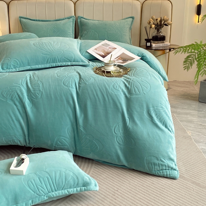 91家纺网 家纺一手货源 找家纺 一左一右 2024新款高克重加厚230克剪花雕花牛奶绒四件套7D立体蝴蝶纯色简约床笠 湖绿