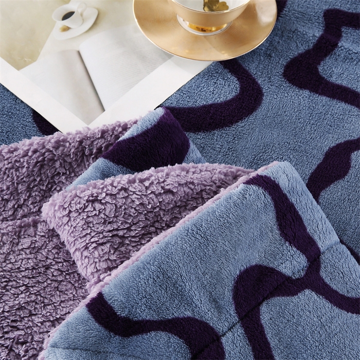 91家纺网 家纺一手货源 找家纺 巴木赫 2024新款熊猫绒配同色羊羔绒毛毯 山梗紫配色羊羔绒
