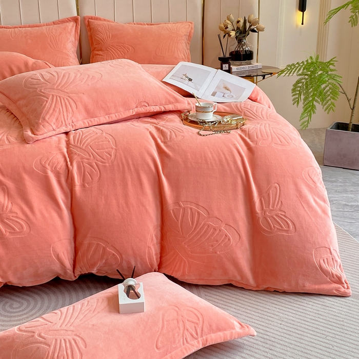 91家纺网 家纺一手货源 找家纺 一左一右 2024新款高克重加厚230克剪花雕花牛奶绒四件套7D立体蝴蝶纯色简约床笠 迷人粉