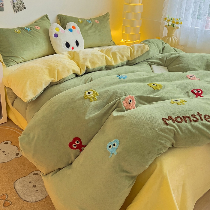 91家纺网 家纺一手货源 找家纺 梦之岛 2024新款多巴胺小怪兽可爱牛奶绒毛巾绣四件套 小怪兽-黄绿