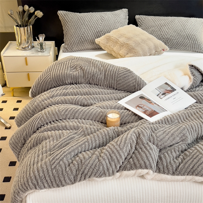 91家纺网 家纺一手货源 找家纺 2024新品塔肤绒保暖舒适冬被子被芯 布拉格-浅灰