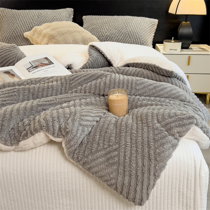 91家纺网 家纺一手货源 找家纺 2024新品塔肤绒保暖舒适冬被子被芯 布拉格-浅灰