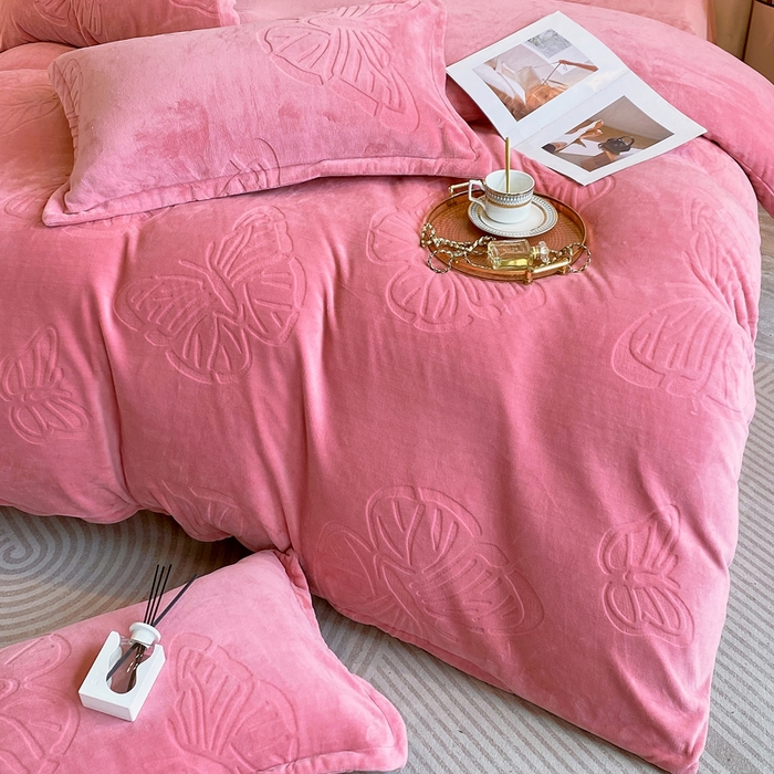 91家纺网 家纺一手货源 找家纺 一左一右 2024新款高克重加厚230克剪花雕花牛奶绒四件套7D立体蝴蝶纯色简约床笠 豆沙