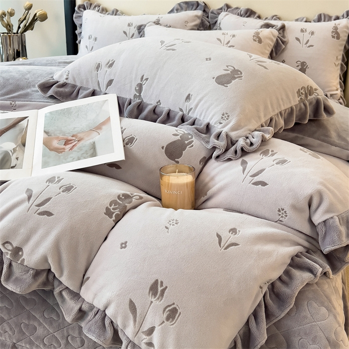 91家纺网 家纺一手货源 找家纺 2024新品A类牛奶绒韩版雕花四件套 恋爱兔-浅咖