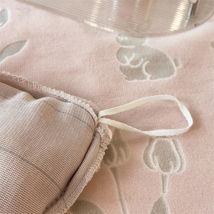 91家纺网 家纺一手货源 找家纺 2024新品A类牛奶绒韩版雕花四件套 恋爱兔-玉