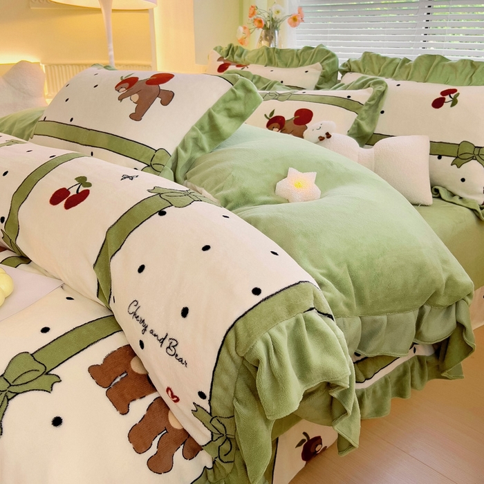 91家纺网 家纺一手货源 找家纺 找底底家纺 2024新款牛奶绒印花四件套 苹果熊