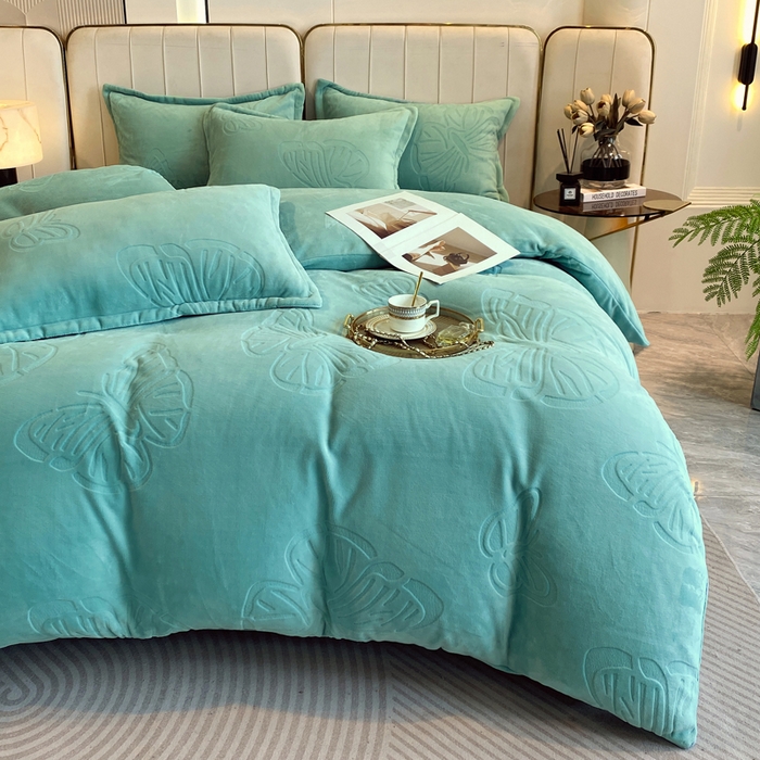 91家纺网 家纺一手货源 找家纺 一左一右 2024新款高克重加厚230克剪花雕花牛奶绒四件套7D立体蝴蝶纯色简约床笠 湖绿