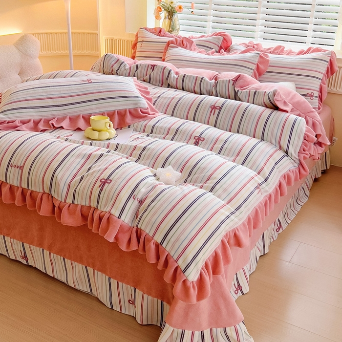 91家纺网 家纺一手货源 找家纺 找底底家纺 2024新款牛奶绒印花四件套 彩条蝴蝶结