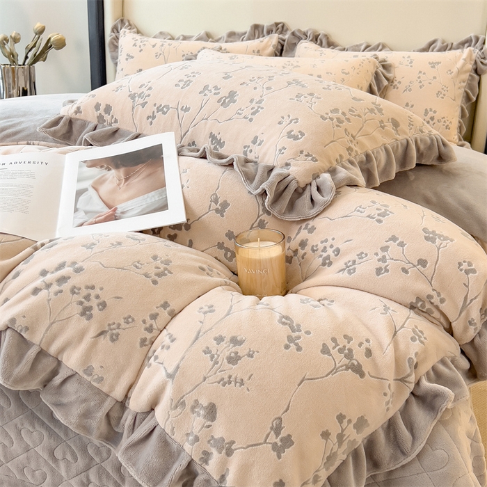 91家纺网 家纺一手货源 找家纺 2024新品A类牛奶绒韩版雕花四件套 腊梅-浅咖