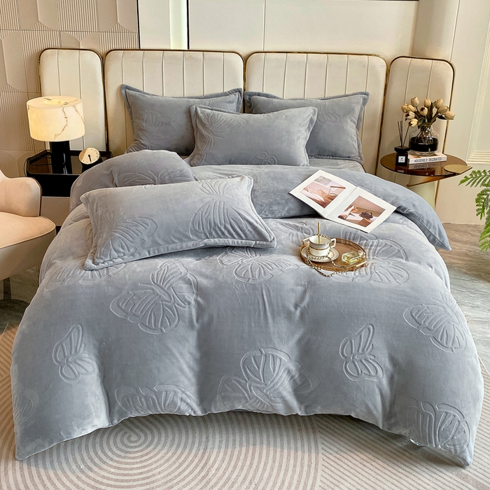 91家纺网 家纺一手货源 找家纺 一左一右 2024新款高克重加厚230克剪花雕花牛奶绒四件套7D立体蝴蝶纯色简约床笠 典雅灰