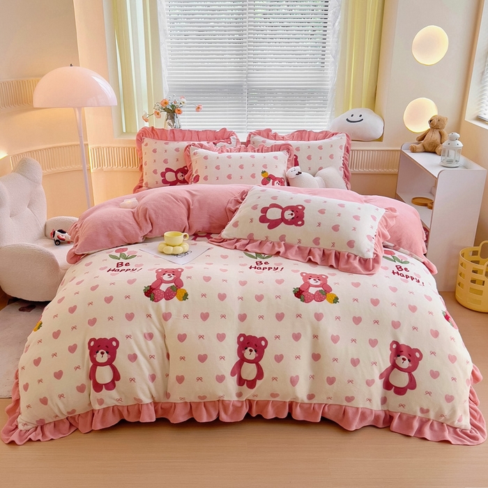 91家纺网 家纺一手货源 找家纺 找底底家纺 2024新款牛奶绒印花四件套 爱心熊